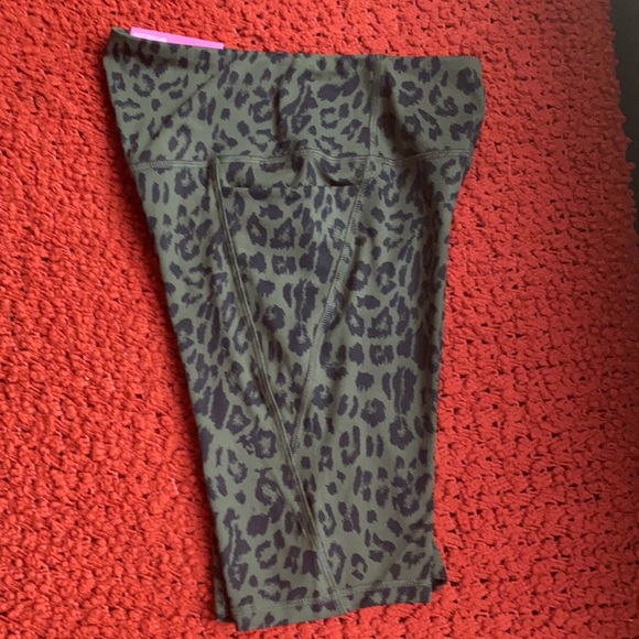 NWT- X by GOTTEX active women’s shorts size small - Picture 2 of 3